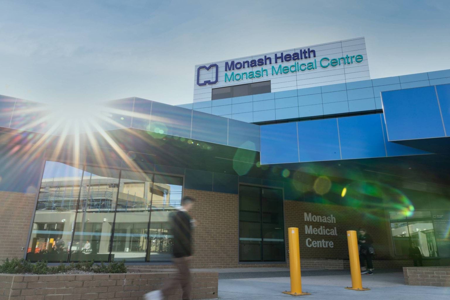 An image of the entrance of Monash Medical Centre